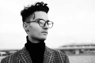 zarif genç yakışıklı adam. 