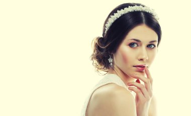 Saçlarında muhteşem diyademiyle çok güzel bir gelin.