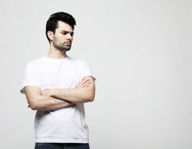 Yakışıklı genç adam, model, akıllı rahat giyim kamera bakarak, gri arka plan üzerinde