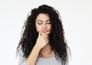 yaşam tarzı, duygu ve insan kavramı - Beyaz arka plan üzerinde rahat giyen Afrikalı kadın düşünme