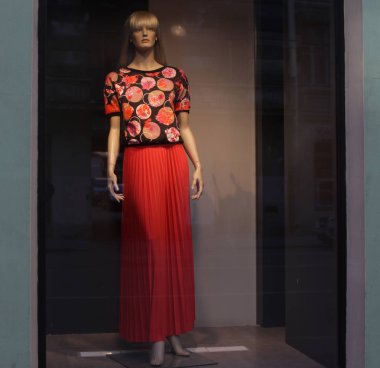 Penceredeki manken, alışveriş, yakın çekim