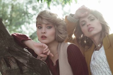 moda kadınlar birlikte poz açık
