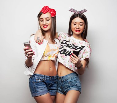 teknoloji, dostluk ve insan kavramı-iki gülümseyen gençler Smartphone ile resim çekmek