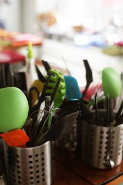 Mutfak çatal bıçak takımı kutu içinde tutuldu, yakın çekim