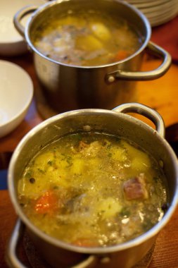 bir tencerede taze pişmiş çorba yakın