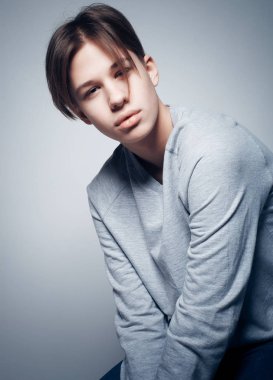 Yaşam tarzı, moda ve insan konsepti - Ciddi Genç Çocuğun Portresi, günlük giyim