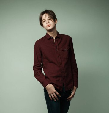 Yaşam tarzı, moda ve insan konsepti - Ciddi Genç Çocuğun Portresi, günlük giyim