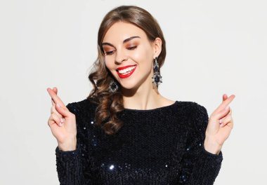 Parlak makyaj ile Siyah Abiye giyen genç güzel kadın