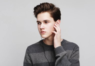 Modern genç çocuk kulaklıkla müzik dinlemeyi sever.