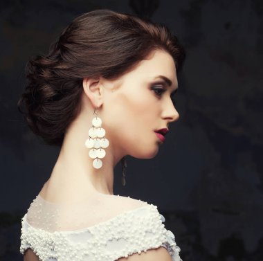 beyaz bir elbise ve küpe, güzellik ve gençlik, mutluluk ve masumiyet güzel gelin.