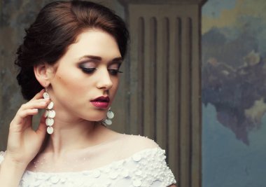 beyaz bir elbise ve küpe, güzellik ve gençlik, mutluluk ve masumiyet güzel gelin.