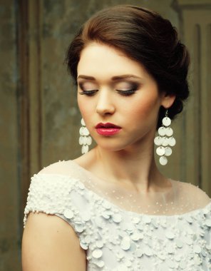 beyaz bir elbise ve küpe, güzellik ve gençlik, mutluluk ve masumiyet güzel gelin.