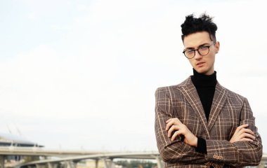 Zarif genç yakışıklı adam. Açık havada moda portresi.  