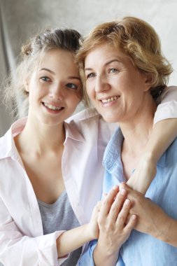 Annelik kadınlık kavramı. Yumuşak, sevimli, tatlı bir anne ve güzel bir kız. Kapat..