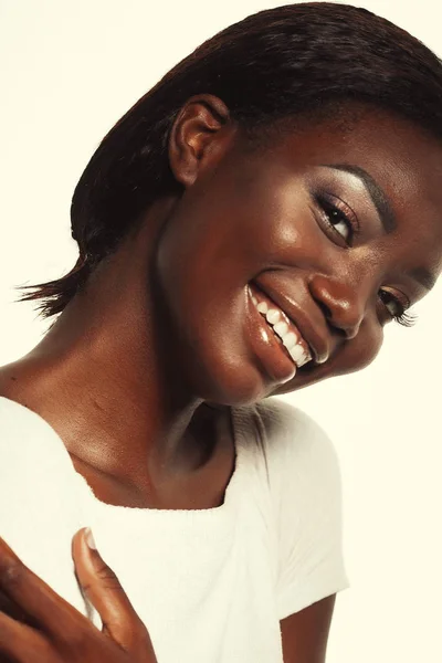 생활 방식 과 사람들의 개념: 웃고 있는 아름답고 젊은 아프리카 여자의 모습. — 스톡 사진