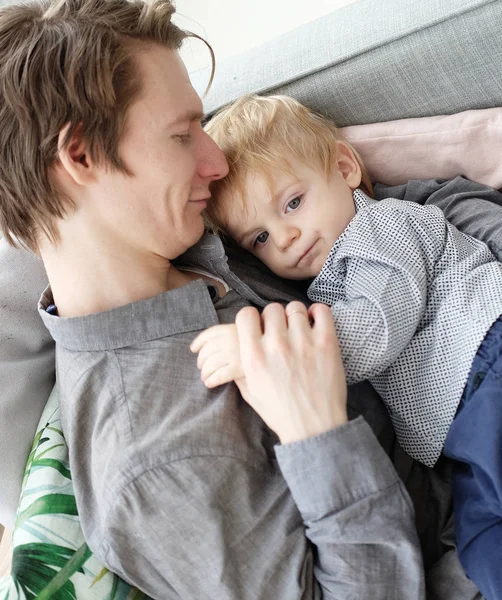 Estilo de vida, família e conceito de pessoas - Pai jovem feliz com seu filho de um ano de idade brincando em casa — Fotografia de Stock