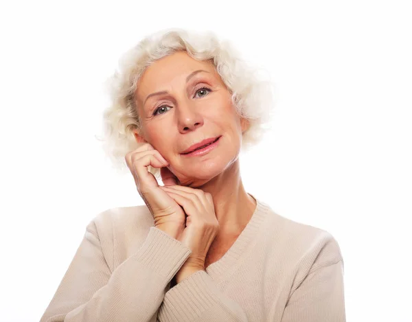 ライフスタイル、感情や人々の概念:白髪の古い素敵な美しい笑いの女性。白の背景に隔離された — ストック写真