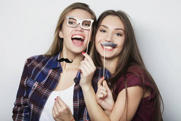 Lifestyle en people concept: twee stijlvolle sexy hipster meisjes beste vrienden klaar voor het feest, over witte achtergrond — Stockfoto