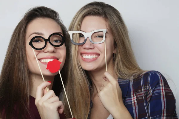 Lifestyle en people concept: twee stijlvolle sexy hipster meisjes beste vrienden klaar voor het feest, over witte achtergrond — Stockfoto