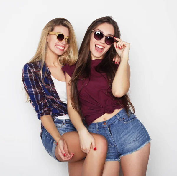 Livsstil och människor koncept: två unga flickvänner står tillsammans och har roligt. Hipsterstil. — Stockfoto