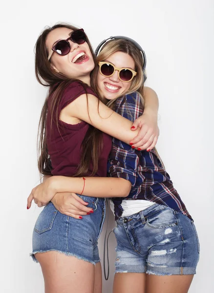 Estilo de vida e conceito de pessoas: Duas jovens amigas de pé juntas e se divertindo. Estilo Hipster . — Fotografia de Stock