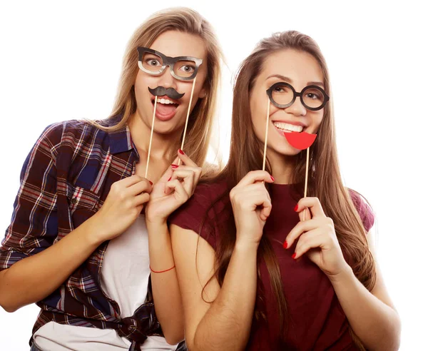 Style de vie et les gens concept : deux filles hipster sexy élégant meilleurs amis prêts pour la fête, sur fond blanc — Photo