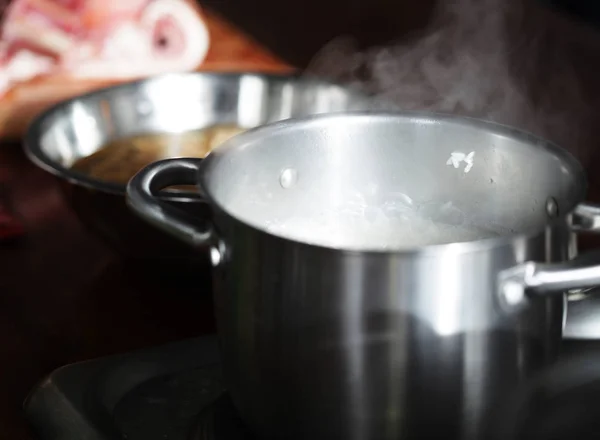 Металеві сковороди на кухні крупним планом — стокове фото