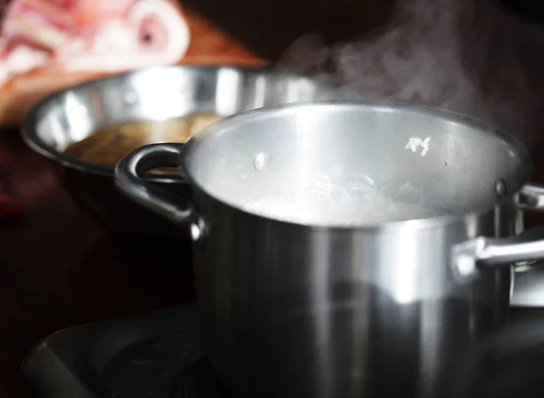 Sartenes de metal en la cocina de cerca —  Fotos de Stock