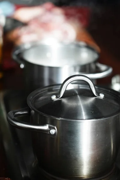 Sartenes de metal en la cocina de cerca —  Fotos de Stock