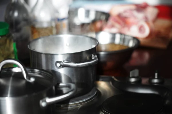 Металеві сковороди на кухні крупним планом — стокове фото