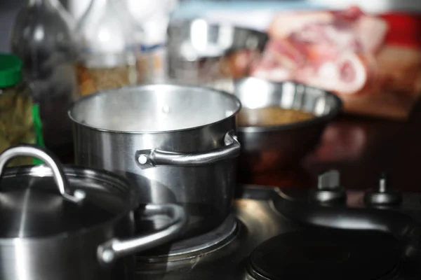 Sartenes de metal en la cocina de cerca —  Fotos de Stock