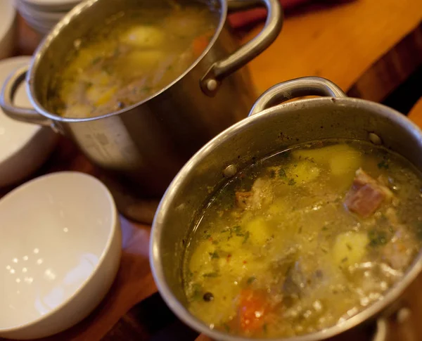 Frisch gekochte Suppe in einem Topf aus nächster Nähe — Stockfoto