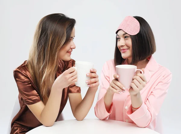 Amigos felices o chicas adolescentes con teléfono inteligente tomar selfie y beber café sobre fondo blanco —  Fotos de Stock