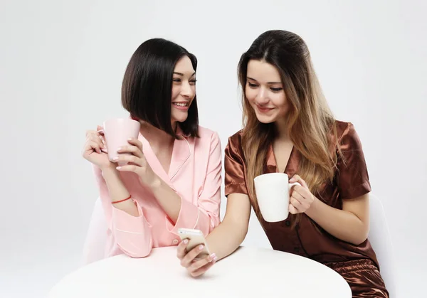 행복한 친구 또는 스마트 폰과 십대 소녀는 셀카를 복용하고 흰색 배경을 통해 커피를 마시는 — 스톡 사진