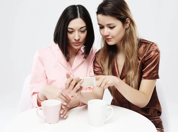 Amigos o adolescentes usando pijamas con smartphone tomando selfie —  Fotos de Stock