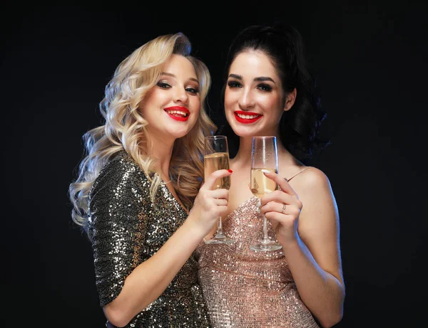 Glamour-Frauen in Luxus-Glitzerpailletten-Kleid trinken Champagner und haben Spaß — Stockfoto