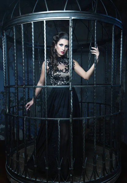 Belle femme dans le palais. Mode luxueuse fille élégante en cage. — Photo