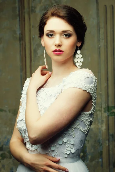 白いドレスとイヤリング、美しさと青春、幸福と無邪気で美しい花嫁. — ストック写真