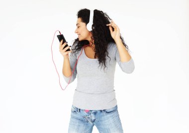 yaşam tarzı ve insanlar kavramı: Evde Genç kadın ve kulaklıklar ile müzik dinleme