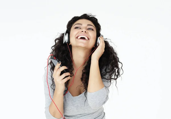 Estilo de vida y la gente concepto: mujer joven en casa y escuchar música con auriculares —  Fotos de Stock