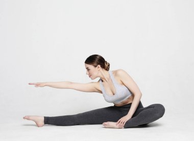 Yoga yapan, pilates yapan çekici bir kadının portresi. Sağlıklı yaşam tarzı ve spor anlayışı.