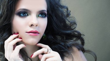 Güzel genç kadın modeli şık mücevher takıyor kıvırcık saç modeli ile