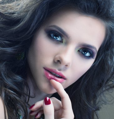 Güzel genç kadın modeli şık mücevher takıyor kıvırcık saç modeli ile