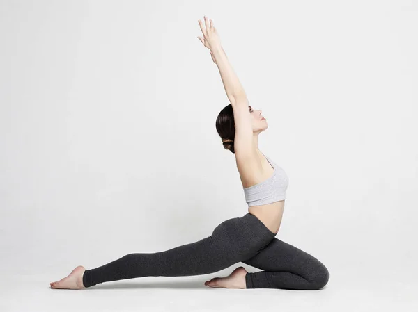 Portret van een aantrekkelijke vrouw die yoga doet, pilates. Gezond leefstijl- en sportconcept. — Stockfoto