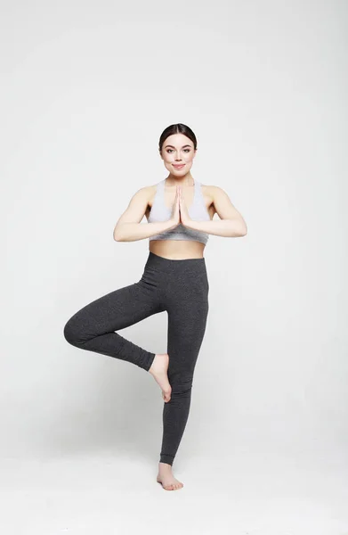 Portret van een aantrekkelijke vrouw die yoga doet, pilates. Gezond leefstijl- en sportconcept. — Stockfoto