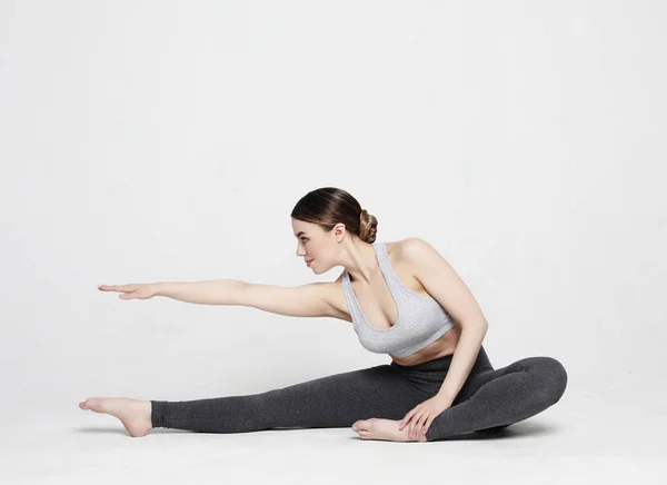 Portret van een aantrekkelijke vrouw die yoga doet, pilates. Gezond leefstijl- en sportconcept. — Stockfoto