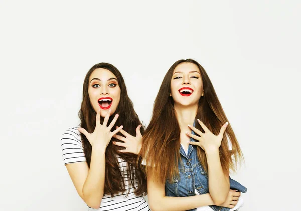 Dos amigas jóvenes divirtiéndose. Ambos haciendo caras sorprendidas. — Foto de Stock