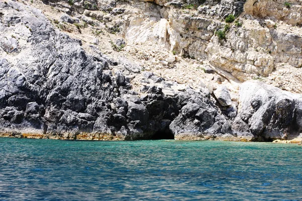 Yunanistan 'ın Zakynthos adasındaki mavi mağaralar, seyahat kavramı