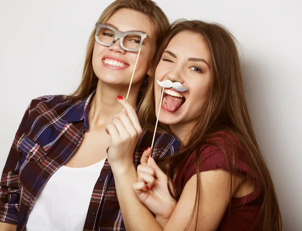 Party, emotie en People concept: twee stijlvolle sexy hipster meisjes beste vrienden klaar voor partij, over witte achtergrond — Stockfoto