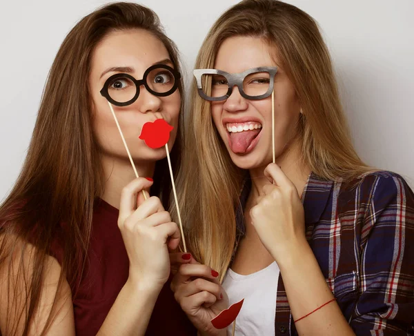 Estilo de vida, festa, emoção e conceito de pessoas: duas elegantes meninas hipster sexy melhores amigos prontos para a festa, sobre fundo branco — Fotografia de Stock